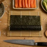 Comment faire des sushi : rouleau de nori et riz vinaigré prêt à couper