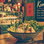 kampot bordeaux : table restaurant avec vermicelles de riz, herbes et sauce maison