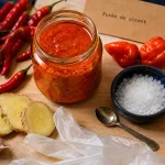 Purée de piment maison, bocal de conservation avec piments frais et huile