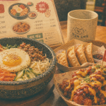 Yum Yum Bordeaux : poulet frit, mandu et bibimbap sur un plateau
