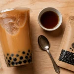 Bubble tea boba : gobelet de thé au lait et perles de tapioca noires visibles