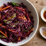 Salade de choux rouge japonaise, chou rouge émincé, sésame et sauce soja-vinaigre de riz